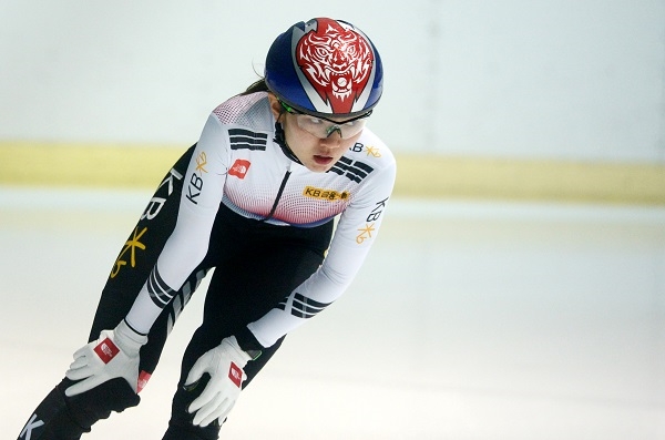 쇼트트랙 국가대표 심석희가 18일 오후 서울 노원구 태릉 실내빙상장에서 열린 쇼트트랙 미디어데이에서 매서운 눈빛으로 훈련에 임하고 있다. (사진=newsis).