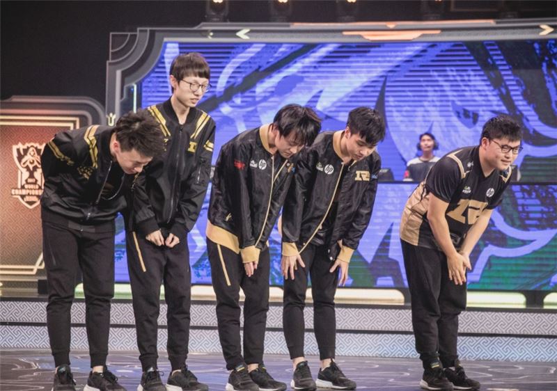 C조 1위를 내달린 로얄 네버 기브업 선수들(사진=라이엇게임즈 제공).