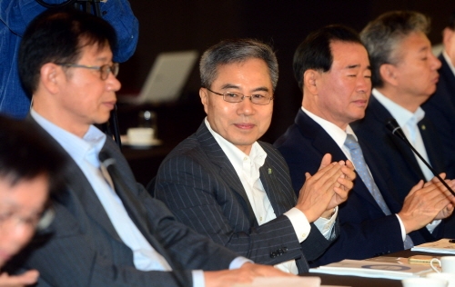 서울 중구 플라자호텔에서 열린 에너지신산업 융합 얼라이언스 간담회에서 하영구 전국은행연합회 회장이 박수를 치고 있다. 사진=뉴시스