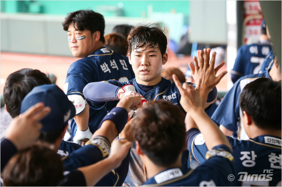'잔칫집' 롯데 vs '무덤덤' NC, 상반된 벤치 풍경 이유는?