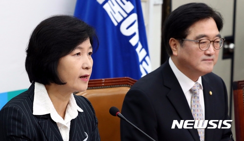 왼쪽부터 추미애 더불어민주당 대표, 우원식 원내대표(사진=뉴시스)