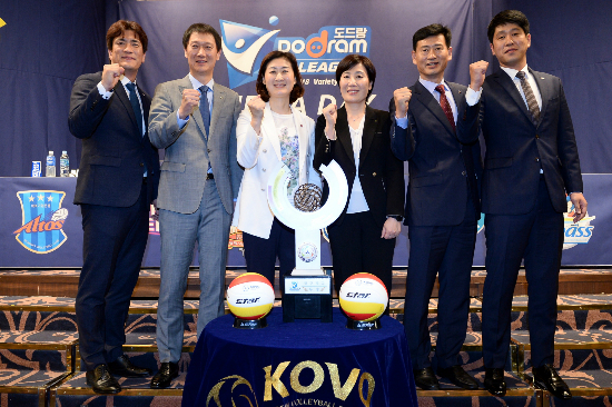 V리그 감독들의 이구동성…"우승 후보는 기업은행-도로공사"