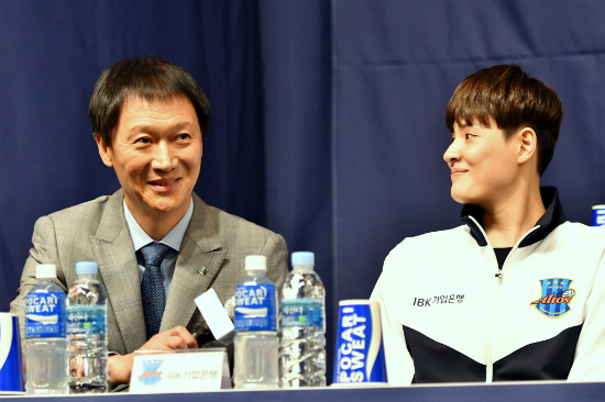 V리그 감독들의 이구동성…"우승 후보는 기업은행-도로공사"