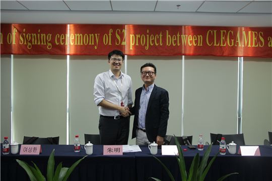 계약 체결 사진, 왼쪽부터 Brian M.Zhu 대표, 정희철 대표