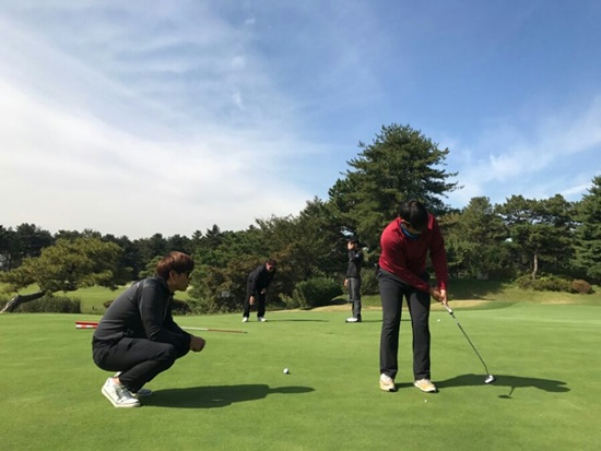김민호가주니어레슨을하고있다.사진=김민호제공