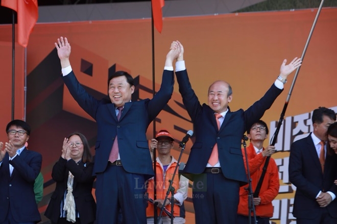 민중당 김종훈, 김창한 상임대표가 손을들어 활짝웃고 있다.