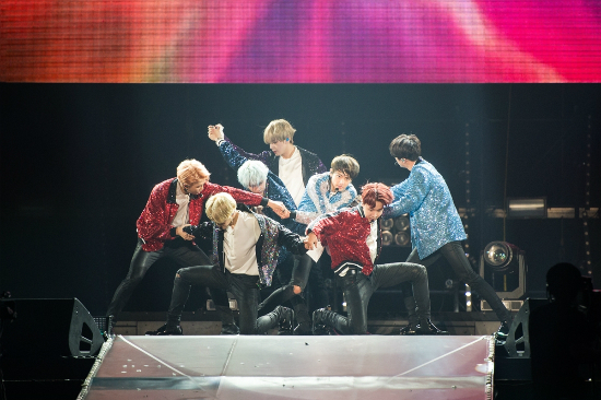 방탄소년단, 日서 첫 돔 공연…8만 관객 동원
