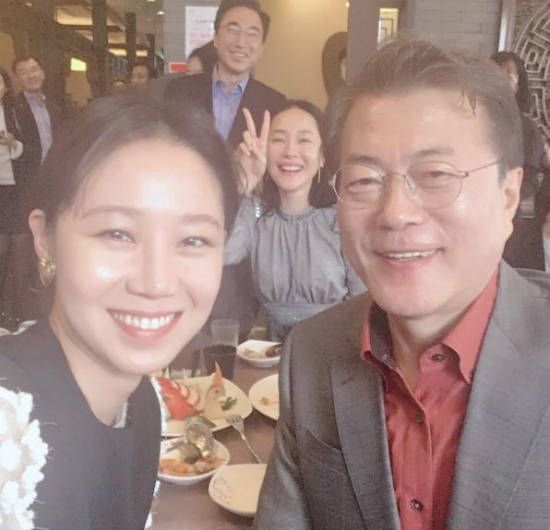 '文대통령과 셀카' 공효진 "더 열심히 해야겠다"