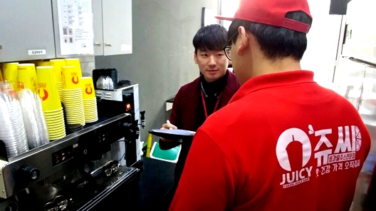 쥬씨 슈퍼바이저(왼쪽)가 가맹점주와 함께 위생 점검을 실시하고 있다. (사진=쥬시)