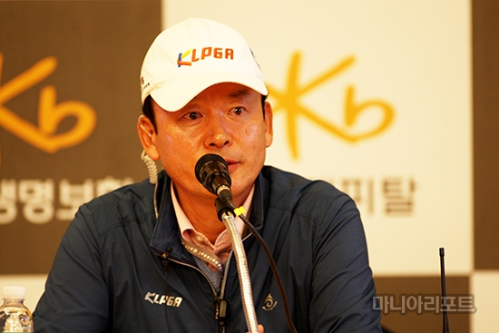 지난19일미디어룸에서브리핑을하고있는최진하경기위원장.이천=김상민기자