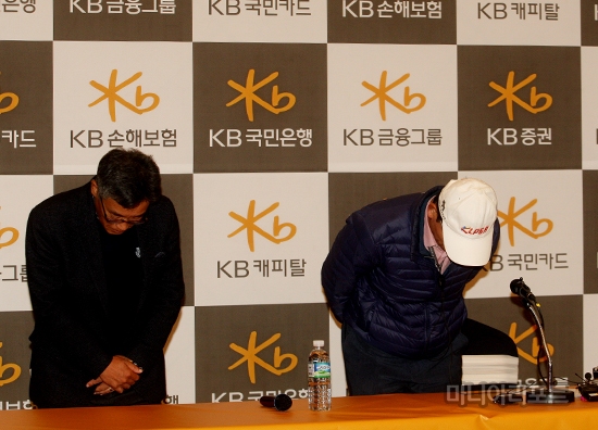 경기운영미숙으로1라운드가전격취소되자20일열린기자회견에서최진하경기위원장(오른쪽)이고개숙여사과하고있다.이천=김상민기자