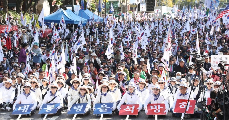 21일 오후 서울 종로구 마로니에공원 일대에서 열린 '박근혜 전 대통령 정치투쟁 선언 지지 제20차 태극기 집회' 참가자들이 구호를 외치고 있다. (사진=뉴시스)