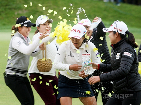 [포토] 김해림 '동료선수들의 축하세례'