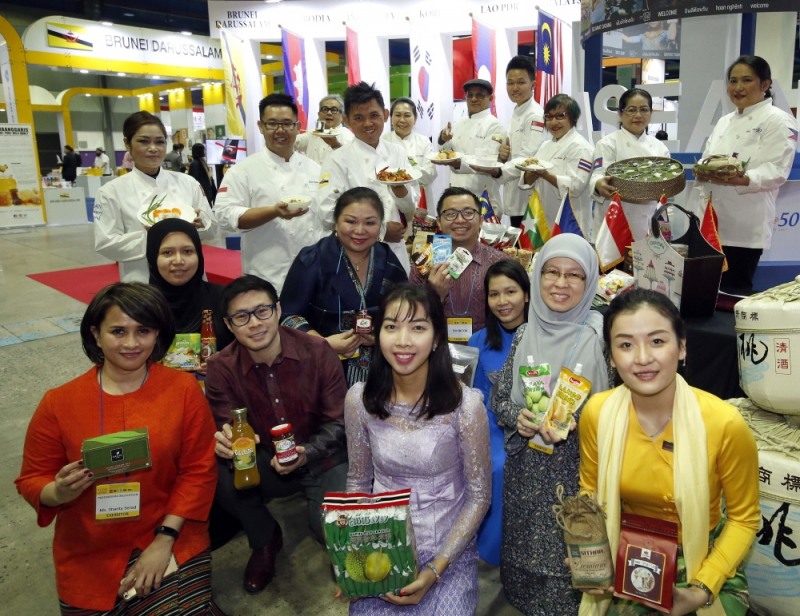 아세안 무역 전시회에서 제품 홍보 중인 참가자들.(사진=한-아세안센터)