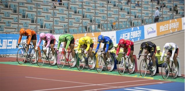 경륜 선두들의 출발모습. (사진=경륜운영본부)