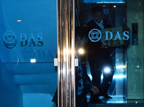 이명박 대통령의 내곡동 사저 의혹 사건 특검팀이 이 대통령의 큰형 이상은 다스 회장을 참고인 신분으로 소환 조사한 가운데 1일 오후 서울 서초구 양재동 다스 사무실 압수수색을 마친 조사관들이 압수물품을 들고 다스를 나서고 있다. 사진=뉴시스