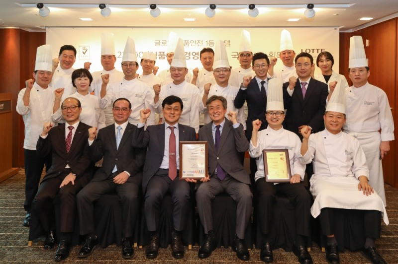 24일 롯데호텔부산 크리스탈볼룸에서 열린 ISO22000 인증서 수여식에서 김성한 대표이사(맨 앞줄 왼쪽에서 3번째)와 임직원들이 기념 촬영을 하고 있다. (사진=호텔롯데)