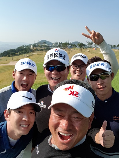 대회를앞두고치러진포토콜에참여한선수들의셀카.노승열,강성훈,주흥철,황중곤,최진호,최경주(왼쪽끝부터시계방향).사진제공=KPGA