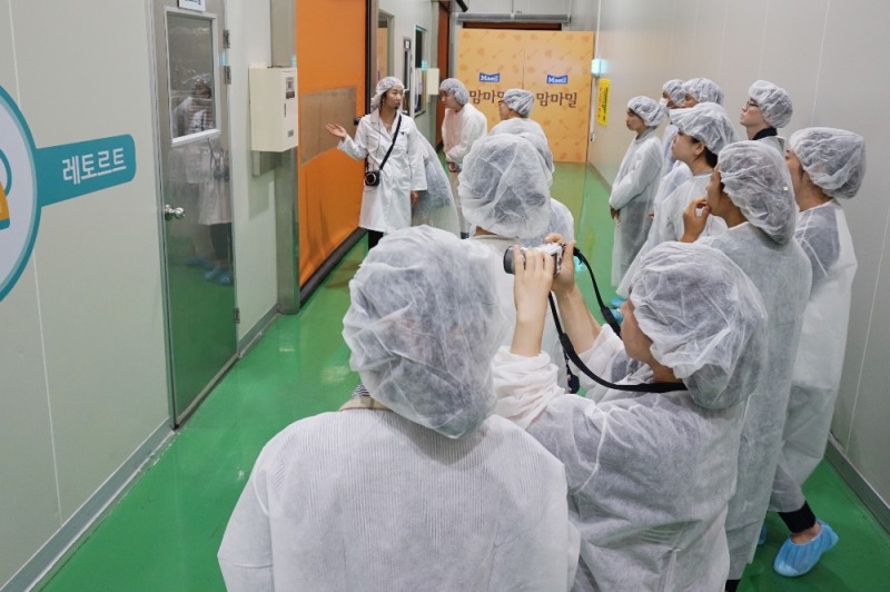 매일유업이 지난 25일 매일유업 영동공장에서 ‘맘마밀 안심 키친투어’를 진행했다. (사진=매일유업)
