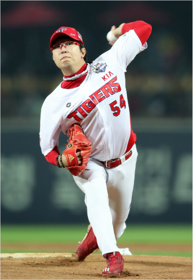 26일 두산과 한국시리즈 2차전에서 KIA 양현종이 혼신의 힘을 다해 투구하는 모습.(사진=KIA)