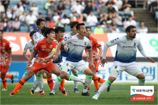 29일 전주월드컵경기장에서 열릴 전북과 제주의 맞대결은 올 시즌 K리그 클래식 우승 트로피의 주인을 가릴 사실상의 '결승전'이다.(사진=한국프로축구연맹 제공)