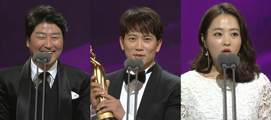 제1회 '더 서울어워즈'에서 영화 부문 남우주연상을 수상한 '택시운전사'의 송강호, 드라마 부문 남우주연상을 수상한 '피고인'의 지성, 여우주연상을 수상한 '힘쎈여자 도봉순'의 박보영 (사진='더 서울어워즈' 캡처)