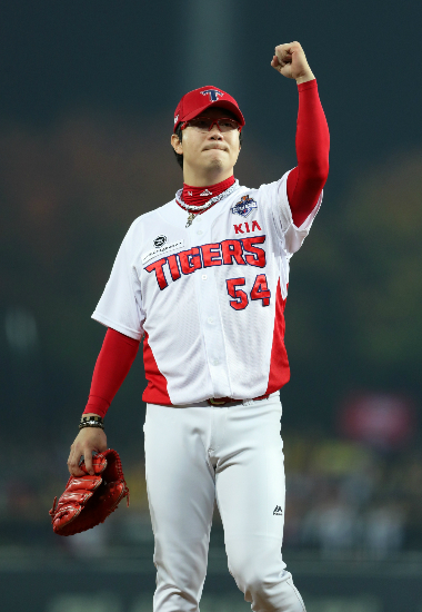 KIA 타이거즈 선발 투수 양현종이 26일 광주 기아 챔피언스필드에서 열린 두산 베어스와 한국시리즈 2차전에서 완봉승을 거두고 주먹을 불끈 쥐는 모습. (사진=KIA 제공)