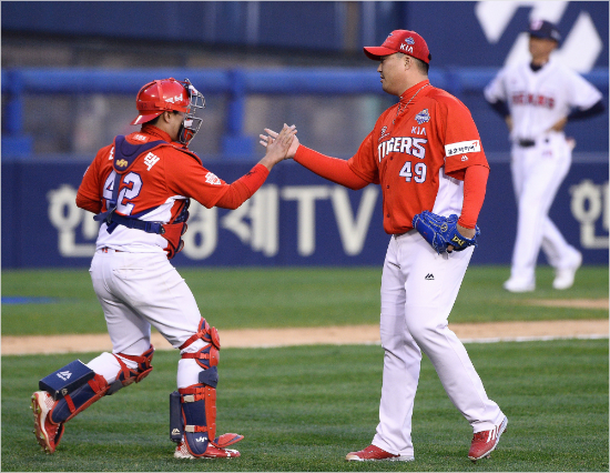 KIA 마무리 김세현이 28일 오후 서울 잠실구장에서 열린 두산과의 한국시리즈 3차전에서 6-3 팀 승리를 지킨 뒤 포수 한승택과 기쁨을 나누고 있다 (사진 제공=KIA 타이거즈)