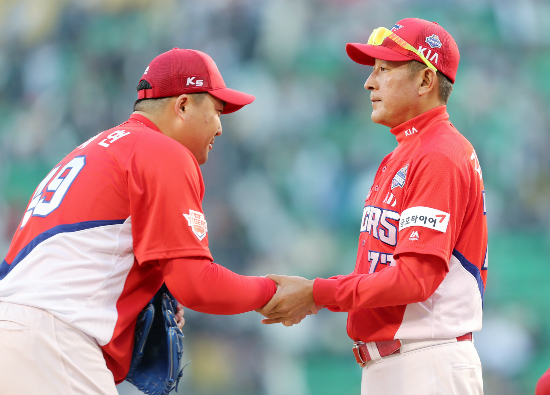28일 잠실구장에서 열린 두산 베어스와 KIA 타이거즈의 한국시리즈 3차전 경기에서 6-3으로 승리한 KIA 김기태 감독이 마무리 투수 김세현과 악수를 나누고 있다. (사진=KIA 제공)
