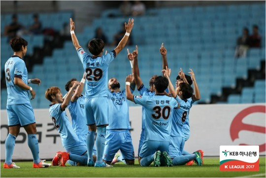 2017 K리그 클래식은 강원FC에 이어 대구FC까지 승격팀이 모두 잔류에 성공했다. 이 때문에 최소 1팀 이상 K리그 클래식에서 활약하던 팀이 2부리그 강등을 피할 수 없게 됐다.(사진=한국프로축구연맹 제공)