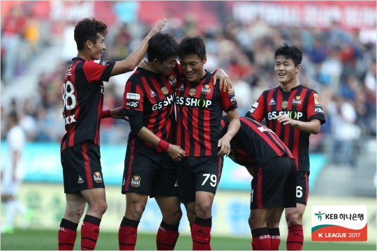 이명주의 선제골을 시작으로 전반에만 3골을 몰아친 서울은 울산을 꺾고 2018년 아시아축구연맹 챔피언스리그 출전권 경쟁을 더욱 뜨겁게 몰아갔다.(사진=한국프로축구연맹 제공)