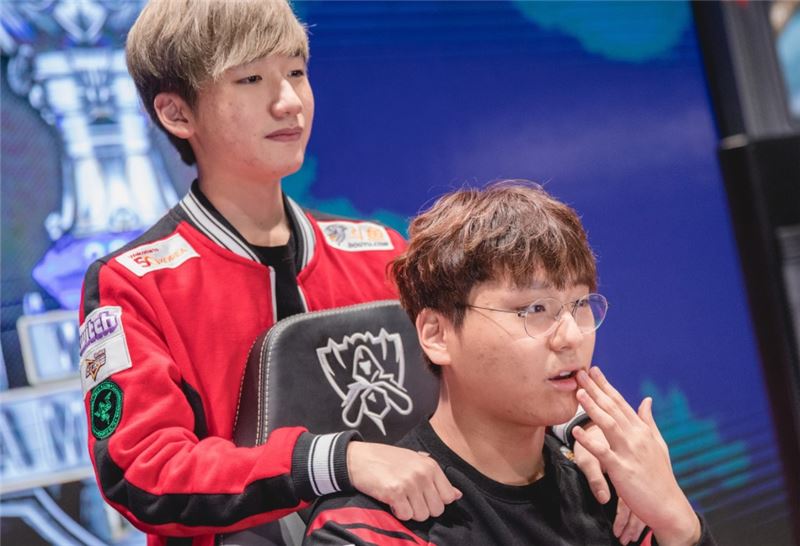 롤드컵에서 교체 출전을 통해 팀 승리를 이끌어내고 있는 '피넛' 한왕호(왼쪽)와 '블랭크' 강선구(사진=라이엇게임즈 제공).