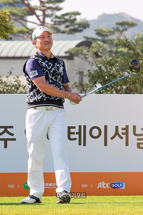 황인춘이 최종 라운드에서 타구를 바라보고 있다. 김해=손진현 객원기자