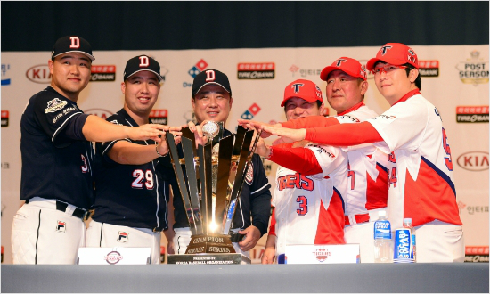 '입심은 내가 최고' 두산 유희관(왼쪽 두 번째)이 한국시리즈 미디어데이에 참석해 선전을 다짐하는 모습.(사진=KIA)