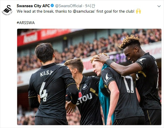 최근에야 무릎 수술 여파에서 완전하게 회복한 기성용은 아스널 원정에서 풀 타임 활약하는 등 스완지 시티의 핵심자원으로 돌아왔다.(사진=스완지시티 공식 트위터 갈무리)