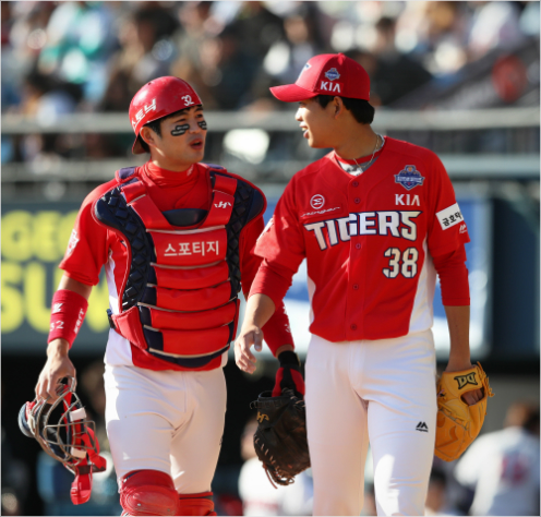 KIA 선발 임기영(사진 오른쪽)과 포수 김민식이 29일 오후 서울 잠실에서 열린 두산과의 한국시리즈 4차전 도중 마운드에서 내려오며 대화를 나누고 있다 (사진 제공=KIA 타이거즈)