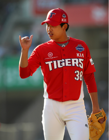 KIA 타이거즈 선발 투수 임기영이 29일 잠실구장에서 열린 두산 베어스와 '2017 타이어뱅크 KBO리그' 한국시리즈 4차전 4회말 2사 때 호수비를 펼친 유격수 김선빈을 향해 고마움을 표하고 있다. (사진=KIA 제공)