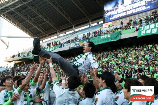 2005년 전북 부임 후 5번의 리그 우승과 2번의 아시아 챔피언스리그 우승, 1번의 FA컵 우승을 이끈 최강희 감독이지만 여전히 더 강한 팀을 만들고 싶다는 의지를 여전하다.(사진=한국프로축구연맹 제공)