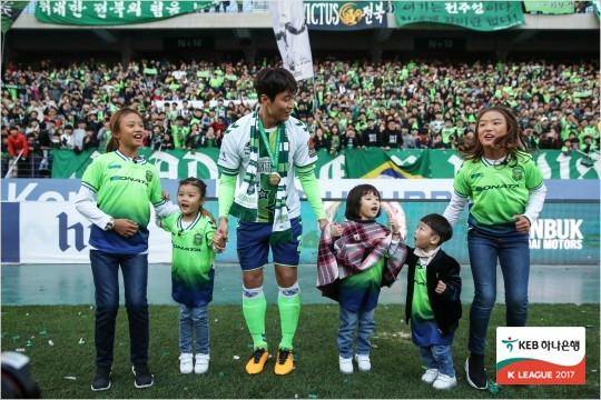 올해로 한국 나이 39세, 어느덧 아이 다섯의 아버지가 된 이동국은 여전히 그라운드에서는 '청춘'이다.(사진=한국프로축구연맹 제공)