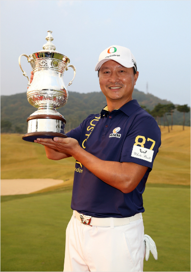 43세 베테랑 황인춘은 현대해상 최경주 인비테이셔널에서 연장 끝에 우승, 2010년 이후 7년 만에 한국프로골프(KPGA)투어에서 우승 트로피를 들었다.(사진=KPGA 제공)