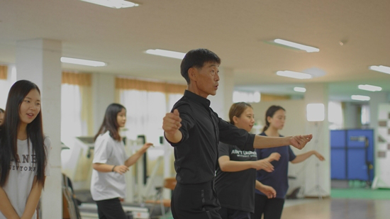 거제여상 '땐뽀반'의 이규호 선생님이 아이들에게 동작을 가르치고 있는 모습 (사진=KT&G 상상마당시네마 제공)