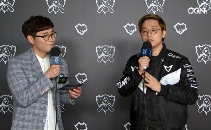 삼성 갤럭시의 서포터 '코어장전' 조용인(오른쪽)이 인터뷰에 응하고 있다(사진=OGN 생중계 화면 캡처).