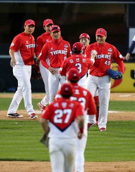 29일 오후 서울 송파구 잠실야구장에서 열린 2017 KBO 한국시리즈 4차전 KIA 타이거즈 대 두산 베어스의 경기, 5-1로 승리를 거둔 KIA 선수들이 하이파이브 하며 기뻐하고 있다. (사진=newsis).