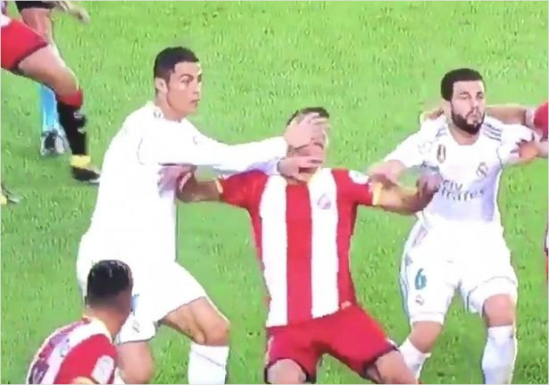 크리스티아누 호날두가 페레 폰스의 얼굴을 가격하는 장면. (사진=스카이스포츠 영상 캡처)