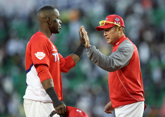 '나이스 버나디나!' KIA 김기태 감독이 29일 잠실구장에서 열린 두산 베어스와 '2017 타이어뱅크 KBO리그' 한국시리즈 4차전에서 승리를 거둔 뒤 버나디나와 하이파이브를 하는 모습. (사진=KIA 제공)