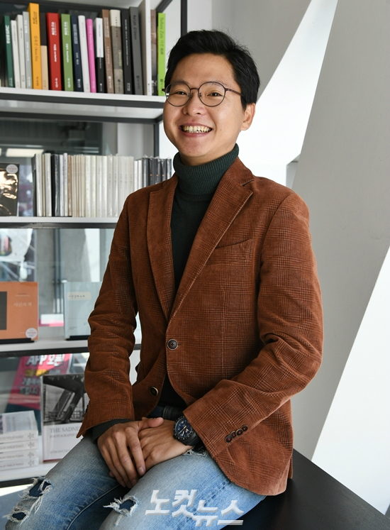 영화 '땐뽀걸즈' 이승문 감독이 30일 오전 서울 마포구 KT&G 상상마당시네마에서 인터뷰에 앞서 포즈를 취하고 있다. (사진=이한형 기자)