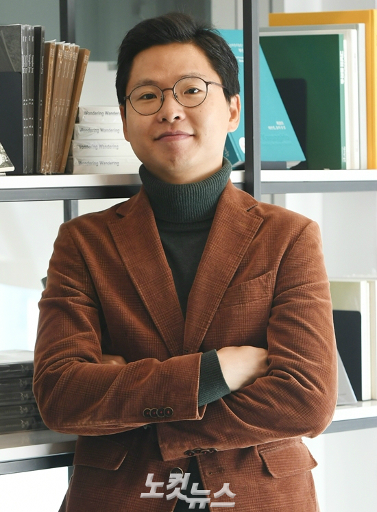 영화 '땐뽀걸즈' 이승문 감독이 30일 오전 서울 마포구 KT&G 상상마당 시네마에서 인터뷰에 앞서 포즈를 취하고 있다. (사진=이한형 기자)