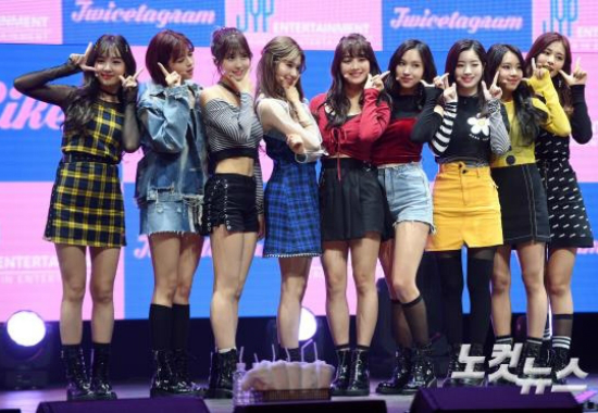 걸그룹 트와이스가 30일 서울 광장동 예스24 라이브홀에서 열린 첫 정규앨범 '트와이스그램' 발매 쇼케이스에서 포즈를 취하고 있다.(사진=박종민 기자)