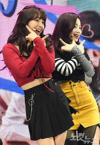 걸그룹 트와이스가 30일 서울 광장동 예스24 라이브홀에서 열린 첫 정규앨범 '트와이스그램' 발매 쇼케이스에서 멋진 무대를 선보이고 있다. 박종민기자