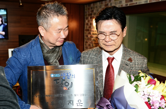 양지운이 최근 마지막 방송으로 SBS '생활의 달인' 녹화를 마친 뒤 제작진으로부터 감사패를 받고 있다. (사진=SBS 제공)